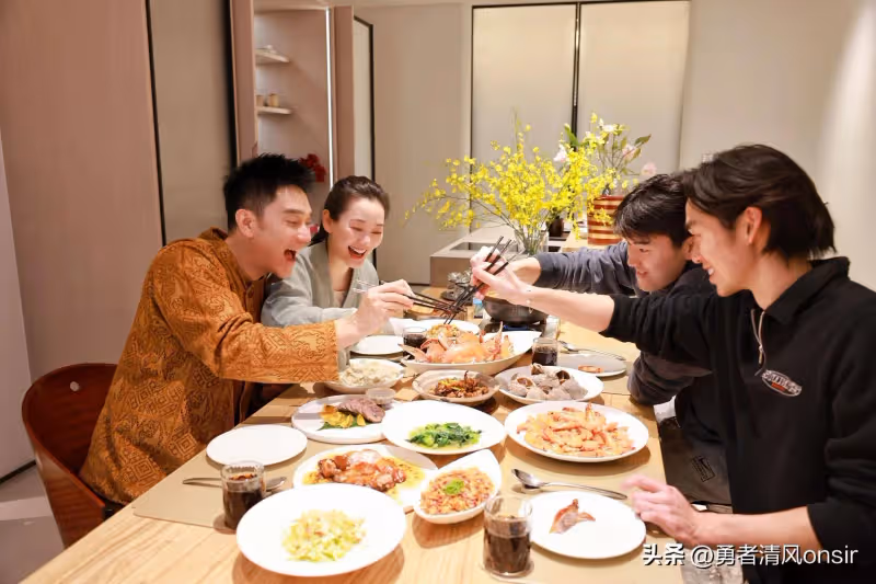 55歲林依輪帶兒子看孫穎莎比賽,兩人看上去像兄弟 兒子顏值不隨爸
