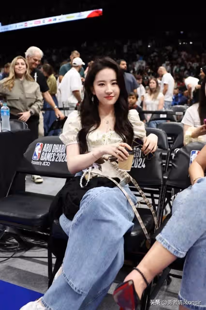 劉亦菲觀賽NBA美圖,神仙姐姐還是那麼驚艷!從內而外散發的美