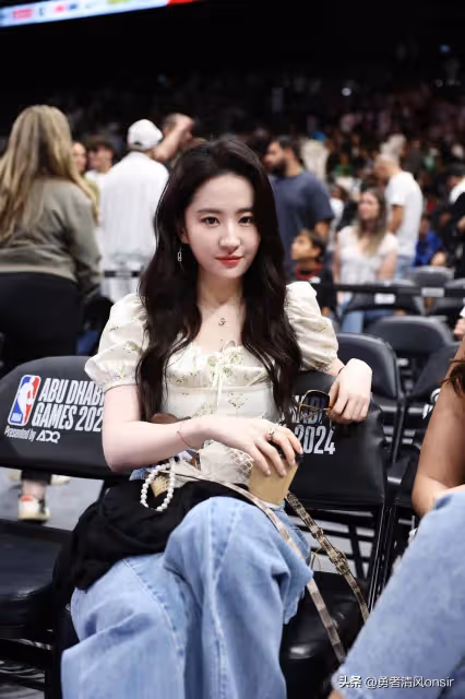 劉亦菲觀賽NBA美圖,神仙姐姐還是那麼驚艷!從內而外散發的美