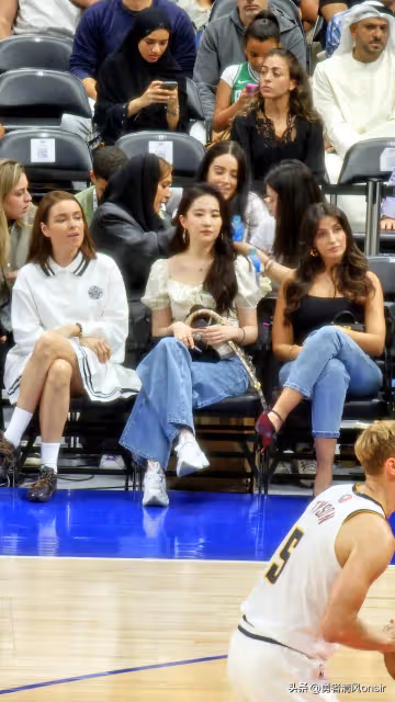 劉亦菲觀賽NBA美圖,神仙姐姐還是那麼驚艷!從內而外散發的美