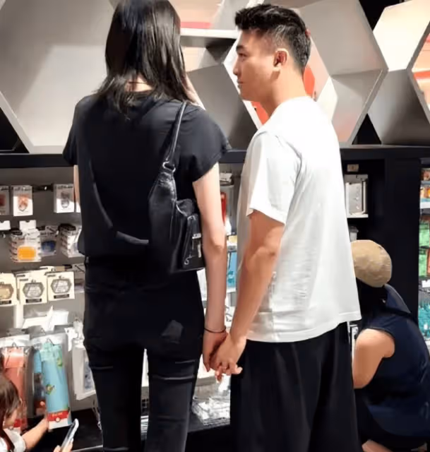 奚夢瑤獨自參加活動,腳下的一處小細節,說明她憑啥能嫁賭王家族