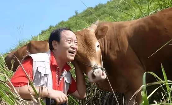 40歲大火,58歲離婚,75歲生活窮困住貧民窟,他竟然混成這樣