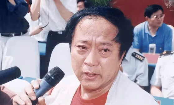 40歲大火,58歲離婚,75歲生活窮困住貧民窟,他竟然混成這樣