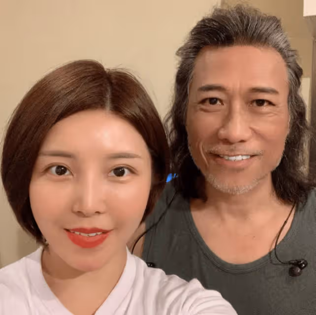 「香港天王」官宣退圈,四婚四離出軌老婆閨蜜,68歲談小37歲女友絕不結婚?
