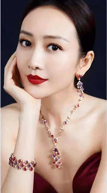 「汪曼春」王鷗各類寫真身材火辣!膚白貌美太性感妖艷