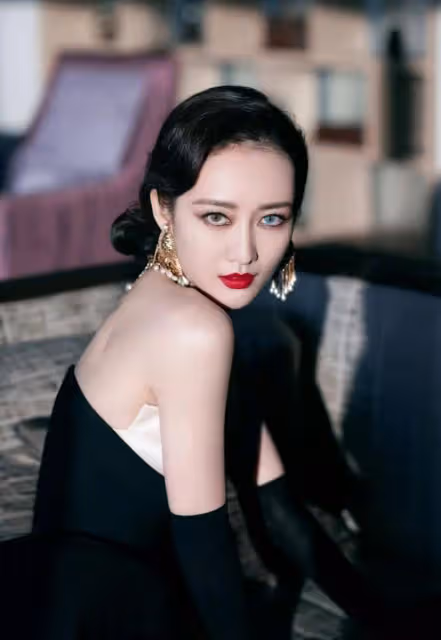 「汪曼春」王鷗各類寫真身材火辣!膚白貌美太性感妖艷