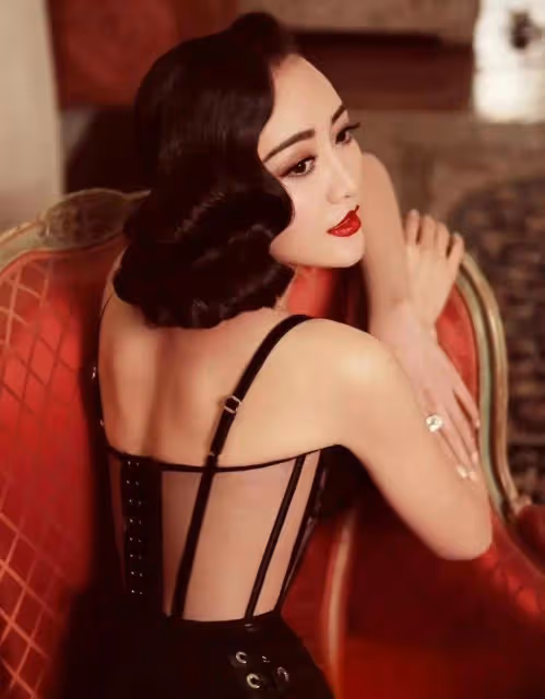 「汪曼春」王鷗各類寫真身材火辣!膚白貌美太性感妖艷