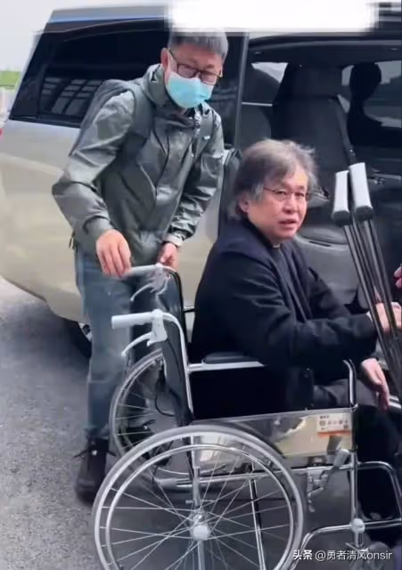 63歲鄭智化近照曝光,頭髮花白出行需坐輪椅 拄拐杖唱歌賺錢好心酸