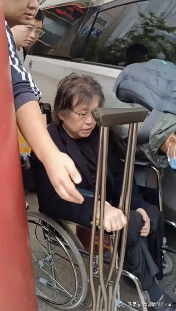 63歲鄭智化近照曝光,頭髮花白出行需坐輪椅 拄拐杖唱歌賺錢好心酸