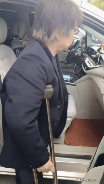 63歲鄭智化近照曝光,頭髮花白出行需坐輪椅 拄拐杖唱歌賺錢好心酸