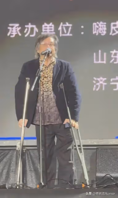 63歲鄭智化近照曝光,頭髮花白出行需坐輪椅 拄拐杖唱歌賺錢好心酸