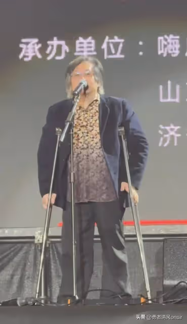63歲鄭智化近照曝光,頭髮花白出行需坐輪椅 拄拐杖唱歌賺錢好心酸