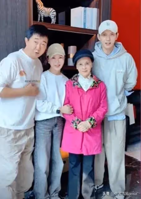 79歲李谷一國慶與付笛聲夫妻同框骨瘦如柴,素顏無假髮讓人認不出