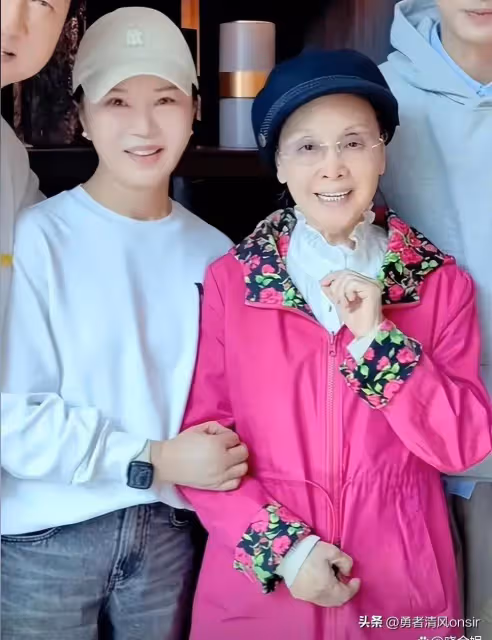 79歲李谷一國慶與付笛聲夫妻同框骨瘦如柴,素顏無假髮讓人認不出