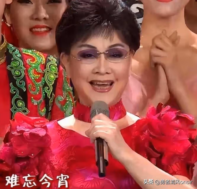 79歲李谷一國慶與付笛聲夫妻同框骨瘦如柴,素顏無假髮讓人認不出