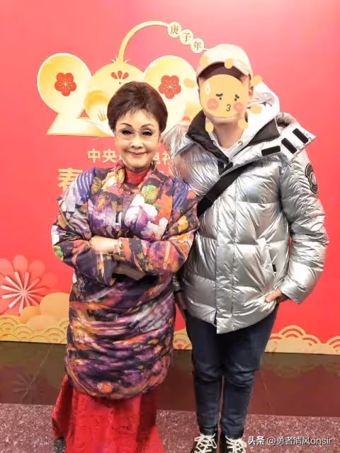 79歲李谷一國慶與付笛聲夫妻同框骨瘦如柴,素顏無假髮讓人認不出