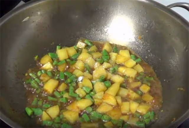 懶人飯系列之豆角燜飯,飯菜一鍋出,米飯濃香,做著簡單還好吃