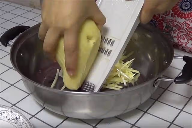土豆絲新做法,茬好絲不用炒,做好後軟爛咸香,好吃下飯,真棒