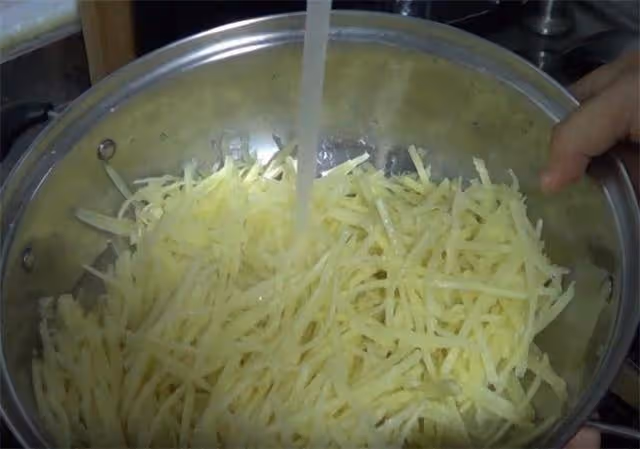 土豆絲新做法,茬好絲不用炒,做好後軟爛咸香,好吃下飯,真棒