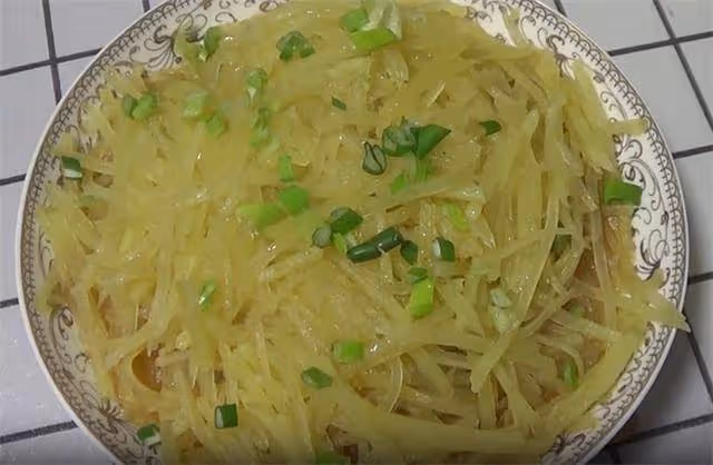 土豆絲新做法,茬好絲不用炒,做好後軟爛咸香,好吃下飯,真棒