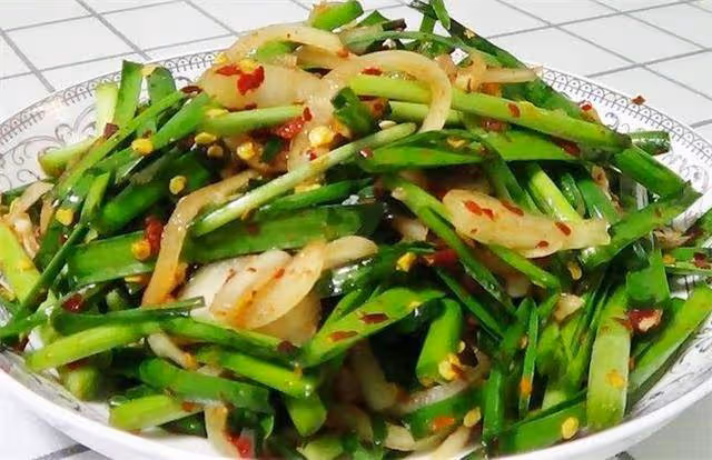 這樣做的韭菜吃著才過癮,簡單一拌就做好,韭菜生吃真給力