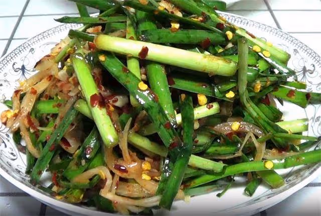 這樣做的韭菜吃著才過癮,簡單一拌就做好,韭菜生吃真給力