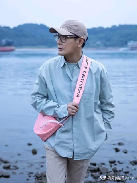 張信哲宜昌遊玩照,襯衫休閒褲穿搭年輕好有范,57歲仍單身