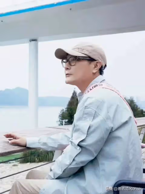 張信哲宜昌遊玩照,襯衫休閒褲穿搭年輕好有范,57歲仍單身