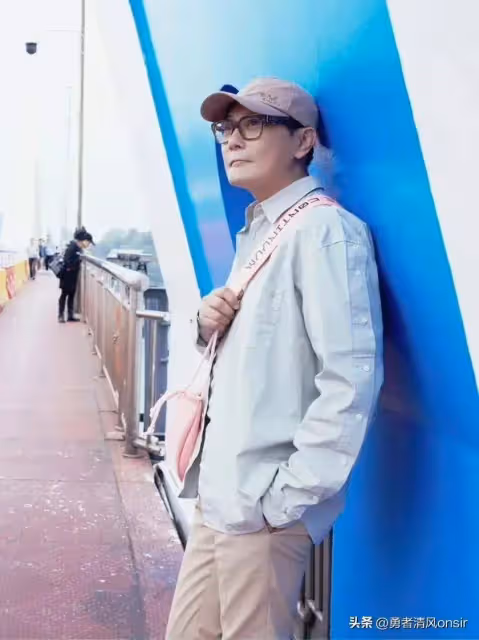 張信哲宜昌遊玩照,襯衫休閒褲穿搭年輕好有范,57歲仍單身