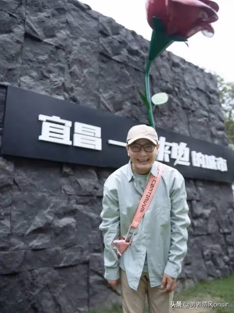 張信哲宜昌遊玩照,襯衫休閒褲穿搭年輕好有范,57歲仍單身