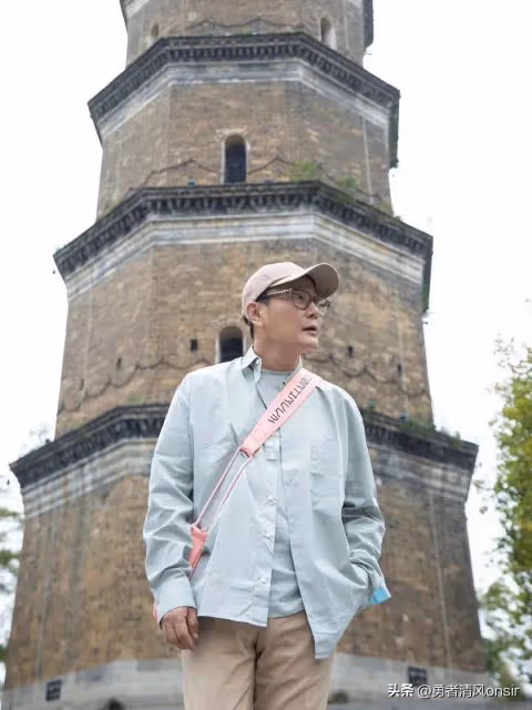 張信哲宜昌遊玩照,襯衫休閒褲穿搭年輕好有范,57歲仍單身