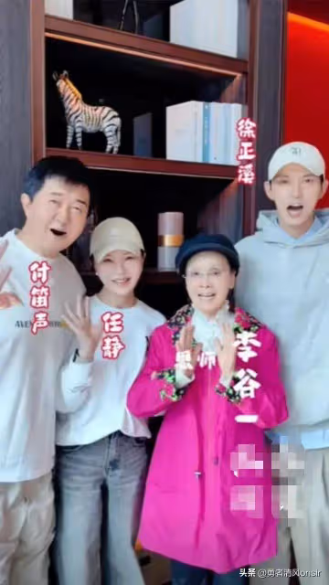 79歲李谷一國慶罕見露面,與付笛聲夫妻同框骨瘦如柴,沒有假髮化好大