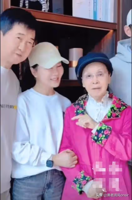 79歲李谷一國慶罕見露面,與付笛聲夫妻同框骨瘦如柴,沒有假髮化好大