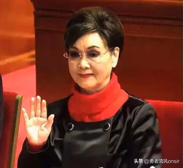79歲李谷一國慶罕見露面,與付笛聲夫妻同框骨瘦如柴,沒有假髮化好大