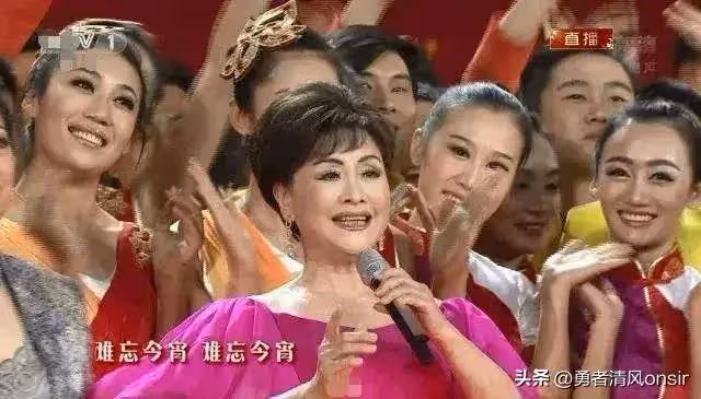 79歲李谷一國慶罕見露面,與付笛聲夫妻同框骨瘦如柴,沒有假髮化好大
