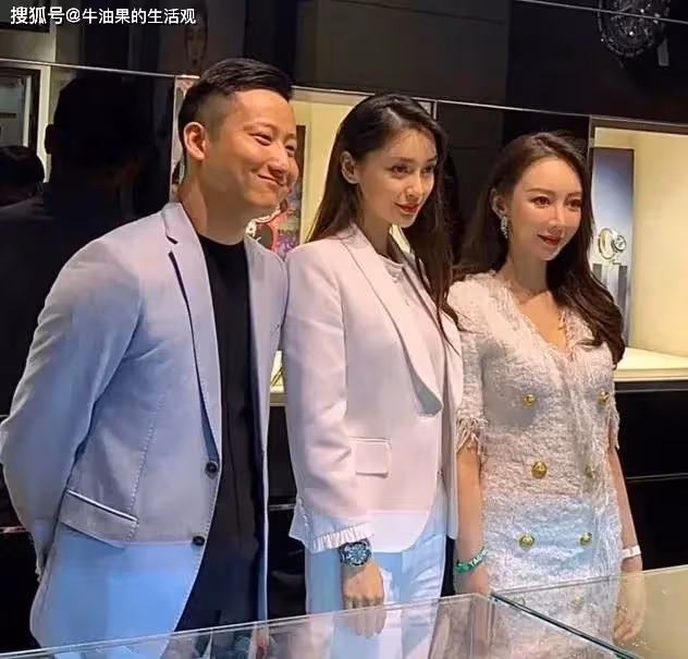 黃曉明葉珂首次合照曝光,前夫曝女方婚前撩他兄弟,信息量太大