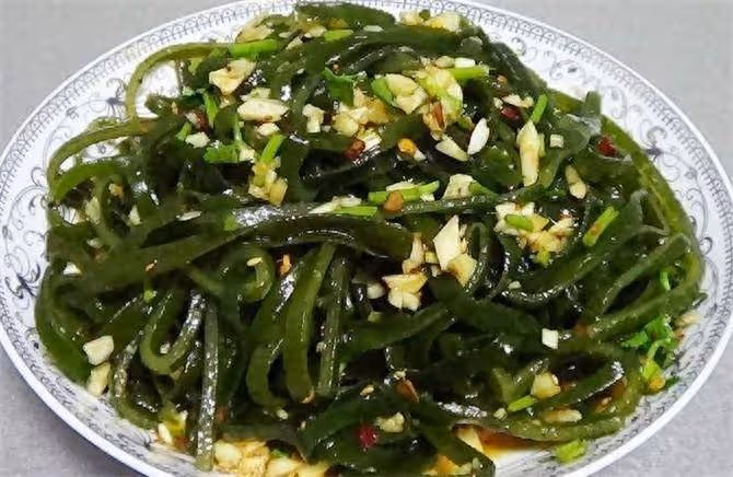 一道好吃的海帶小菜,簡單易學,酸辣爽口,多做一些當小菜很棒