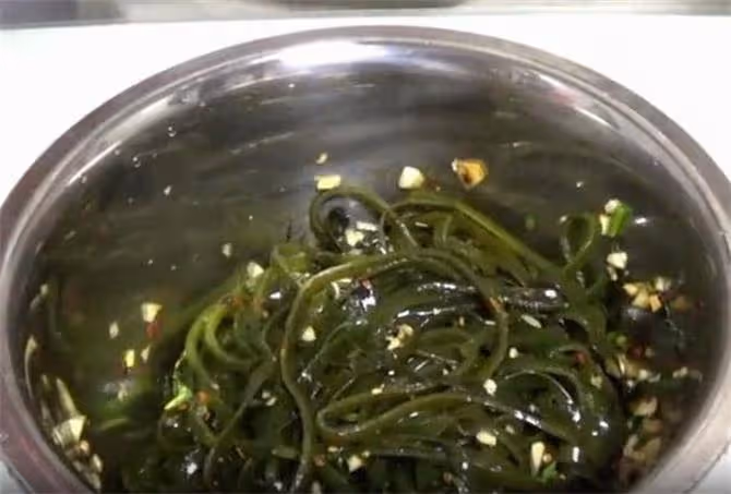 一道好吃的海帶小菜,簡單易學,酸辣爽口,多做一些當小菜很棒