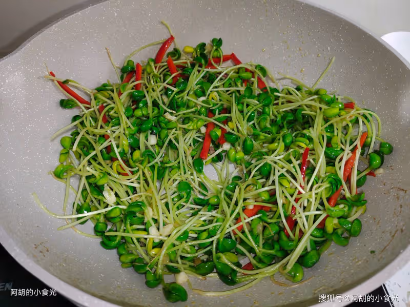 蘿蔔、白菜靠邊站!秋天遇到此菜敞開吃,葷素搭配炒一盤,菜香肉嫩、超解饞