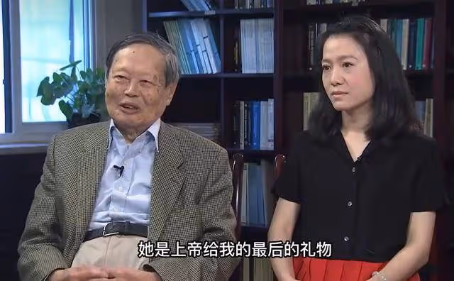 楊振寧攜48歲翁帆度過102歲生日，曾稱「她是上帝給我最後的禮物」