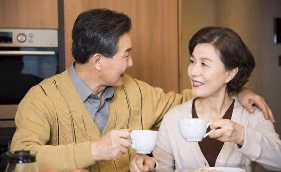 25歲女子不顧勸阻,毅然嫁給68歲有錢老頭,誰料,剛結婚,老頭就破產了