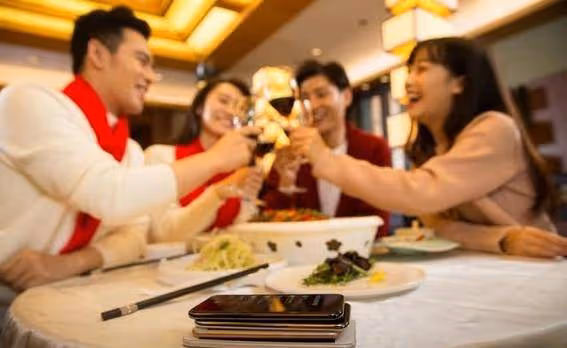 25歲女子不顧勸阻,毅然嫁給68歲有錢老頭,誰料,剛結婚,老頭就破產了