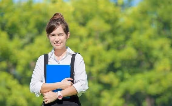 25歲女子不顧勸阻,毅然嫁給68歲有錢老頭,誰料,剛結婚,老頭就破產了