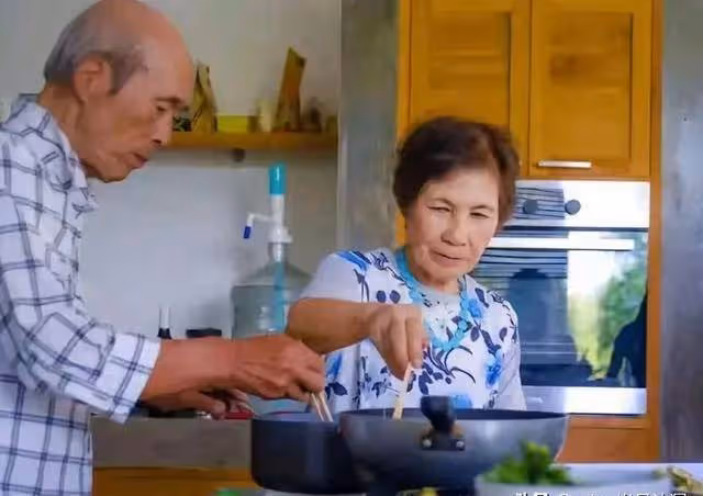 55歲喪偶,親家公和我搭夥,他天天占我便宜,誰知他是這樣的人|情感故事