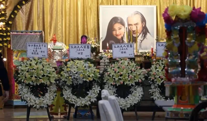 一路走好,徐少強夫婦葬禮同時舉行,兩人離世僅隔三天,舊愛意外現身靈堂