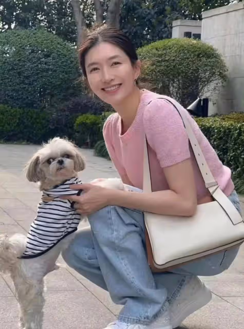 江疏影解鎖遛狗新方式,長腿女神也有溫馨一幕,狗狗是她的快樂源泉