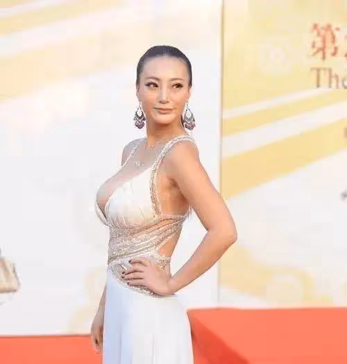 中國乳神王李丹妮再驚艷,網友直呼有點過火