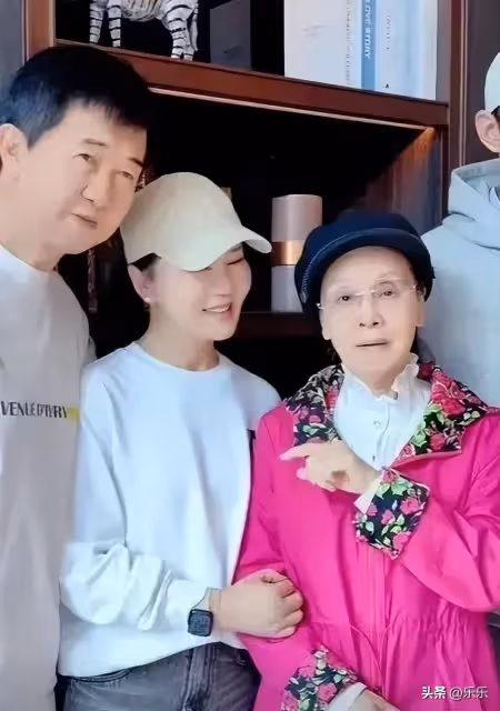80歲李谷一罕見露臉！人已瘦到脫相，國慶假期與付笛聲、任靜相聚