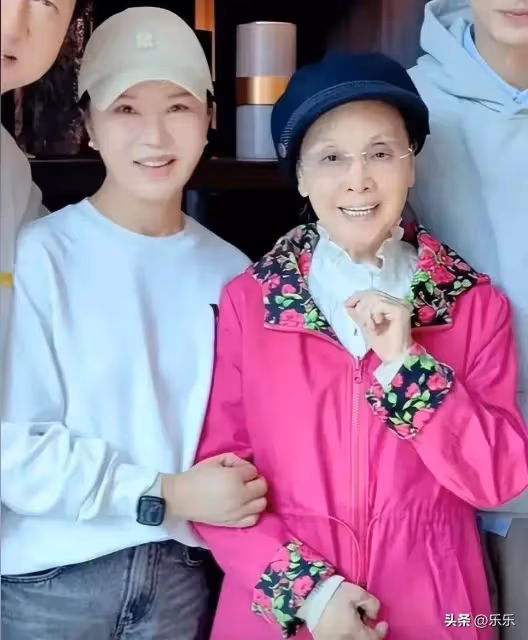 80歲李谷一罕見露臉！人已瘦到脫相，國慶假期與付笛聲、任靜相聚