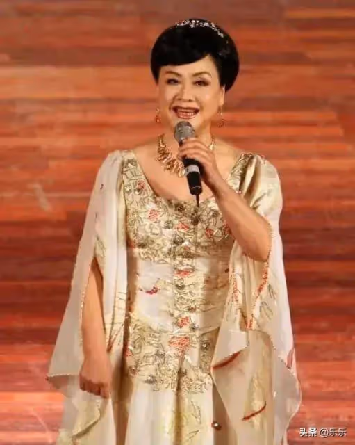 80歲李谷一罕見露臉！人已瘦到脫相，國慶假期與付笛聲、任靜相聚